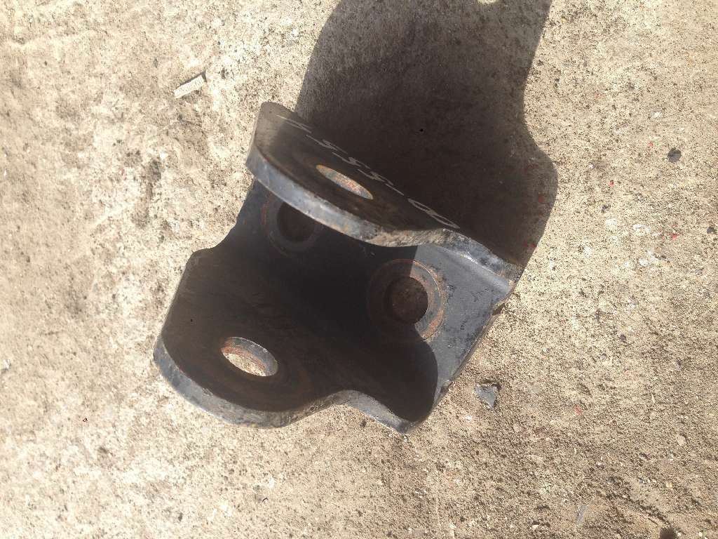 кронштейн переднего амортизатора верхний б/у